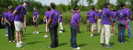 gruppo gioca a golf